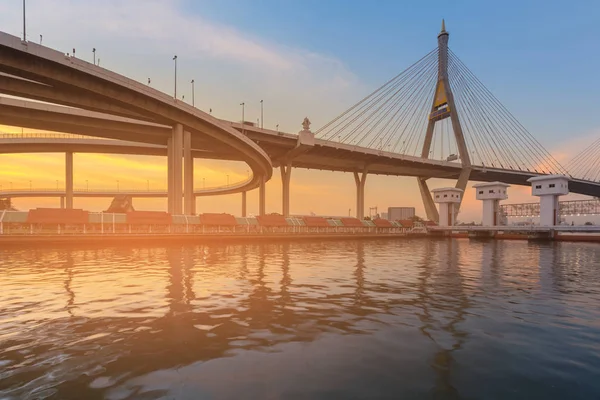 Puente Colgante Rama Con Tono Del Atardecer Reflejo Del Agua — Foto de Stock