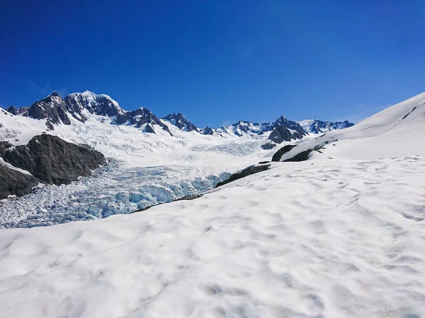 白色雪在山倾斜以清楚的蓝天背景 新西兰 Nautral 风景背景 — 图库照片