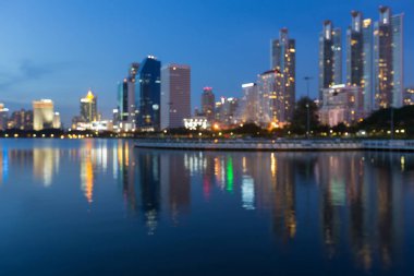 Gece bokeh hafif ofis binası ile yansıma, arka plan bulanık