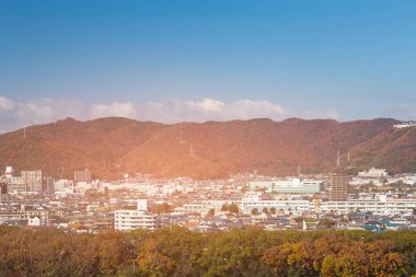 Rezidans şehir merkezindeki Kansai Japonya ile sonbahar mevsiminde dağ o dolaşmak