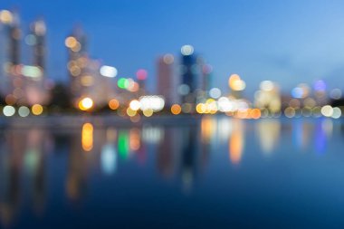 Mavi alacakaranlık ofis binası bokeh su yansıma, arka plan ile hafif bulanık