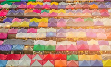 Gece hafta sonu bit pazarı çok sayıda renk, cityscape arka plan