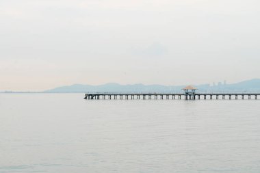 Sahil manzarası, doğal arka plan üzerinde iskele balıkçı teknesi