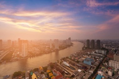 Şehir şehir manzarası ile günbatımı arka plan, cityscape arka plan üzerinde kavisli Nehri