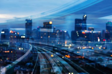Çift pozlama tren yolu ile bulanık ışık şehir ofis binası, gece görüş, arka plan