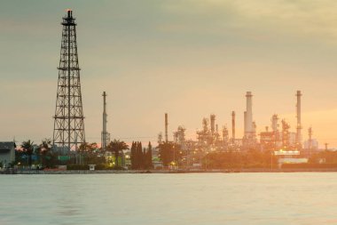 Rafineri petrol fabrika günbatımı sesi, endüstriyel arka plan ile ön Nehri