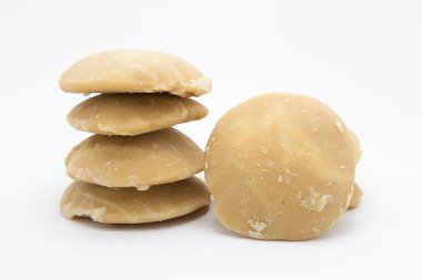 Kahverengi zor Hindistan cevizi şeker, beyaz zemin üzerine tatlı gıda