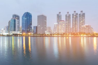 City Apartment yansıması, cityscape arka plan ile ön Nehri