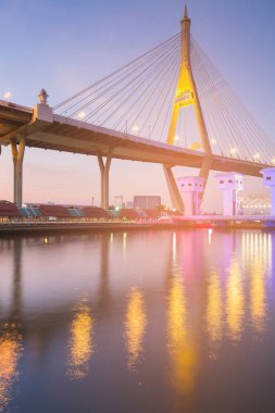 Asma köprü üzerinden watergate ve yansıma gece görünümü