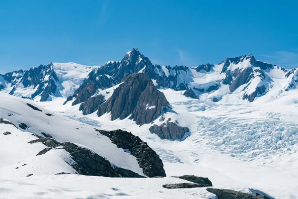 青空背景で ニュージーランドの自然の風景の背景雪山フォックス ピーク — ストック写真