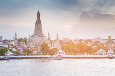 Arun tapınak Nehri ön ünlü tarihi dönüm noktası, Bangkok Tayland 