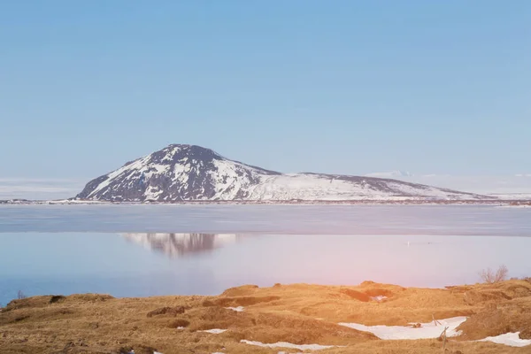 青空背景 自然景観の背景が付いている湖に反射アイスランドの山 — ストック写真