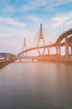 Asma köprü mavi gökyüzü arka plan ile nehir üzerinde