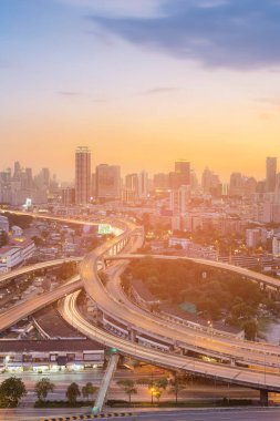 Kavşak otoyol gelmek ile office downtown arka plan