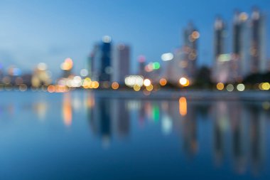 Gece bokh şehir şehir merkezinde alacakaranlıkta, arka plan yansıması ile