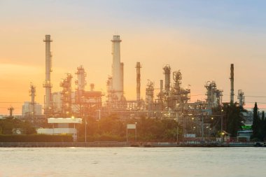 Petrokimya petrol tesisi ön Nehri, sanayi arka plan