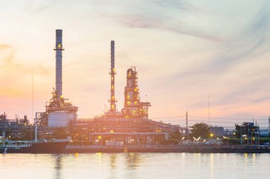 Yağ fabrikası su yan günbatımı sesi arka plan ile