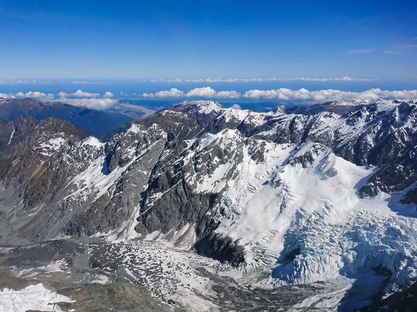 雪に覆われた ニュージーランドの自然の風景の背景とマウンテン トップ ビューをフォックスします — ストック写真