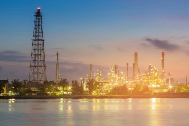 Alacakaranlık gökyüzü arka plan ile petrol rafinerisi Santrali su ön