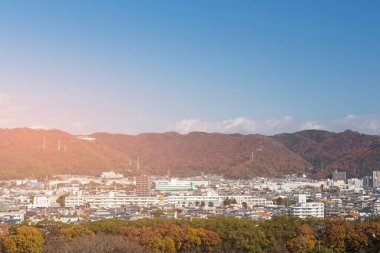 Osaka ikamet şehir şehir merkezinde ile dağın etrafından sonbahar mevsiminde, Japonya 