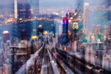 Tren hareket bulanık şehir gece ışık havadan görünümü üzerinde arka plan hareketli