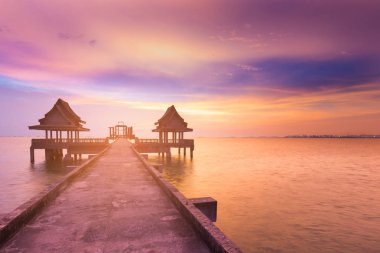 Dramatik sonra günbatımı gökyüzü okyanus manzarası için yolda yürüme