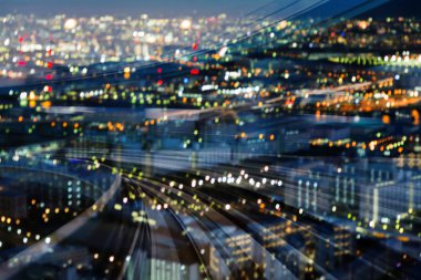 Çift Kişilik gece ışık havadan görünümü ile hareket tren yolu, arka plan bulanık