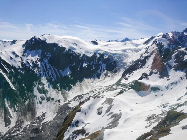 ニュージーランドの自然の風景の背景青空背景覆われて雪と火山青の山 — ストック写真