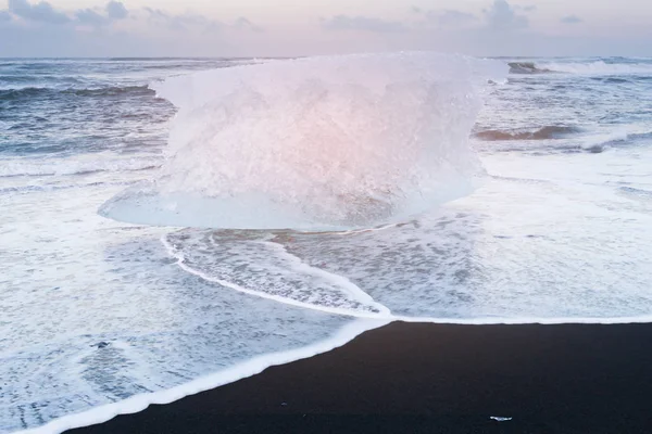 Łamanie Lodu Plaży Czarnym Piaskiem Islandia Naturalne Sezon Zimowy Krajobraz — Zdjęcie stockowe