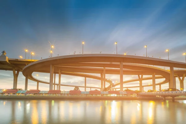 Céu Crepúsculo Movimento Sobre Auto Estrada Cruzamento Rio Frente — Fotografia de Stock