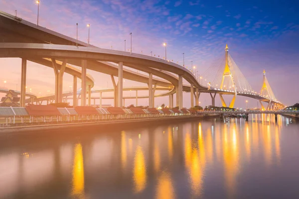 Most Wiszący Noc Zmierzchu Połączyć Węzeł Autostradowy Refleksji Nad Rzeką — Zdjęcie stockowe