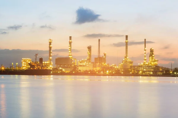 Nachtansicht Über Die Flussfront Des Erdölkraftwerks Industrieller Hintergrund — Stockfoto