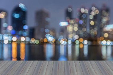 Açılış ahşap zemin, gece bokeh hafif ofis binası su ön, arka plan