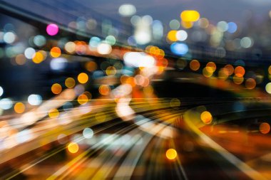 Hareket tren yolu, arka plan bulanık bokeh ışık gece görünümü