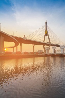 Gün batımı arka plan üzerinde Bangkok süspansiyon brdige ön Nehri, Tayland