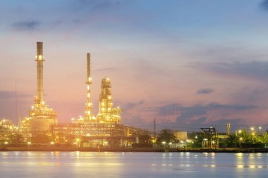 Gece görünümü petrol rafinerisi nehir açık güzellik alacakaranlık gökyüzü arka plan