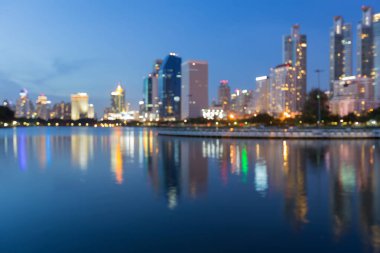 Alacakaranlık mavi yansıma bokeh şehir ışık gece görünümü, arka plan bulanık