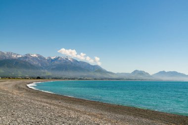 Doğal mavi plaj ile dağ taş, doğal peyzaj arka plan kavisli