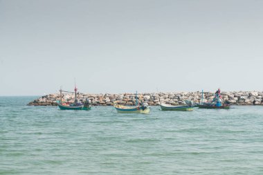 Park küçük bir balıkçı teknesi manzarası sahil, doğal peyzaj arka plan üzerinde