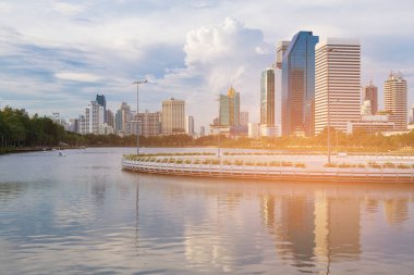 Ofis Binası şehir şehir görünümünde Parkı su Gölü, Bangkok Tayland
