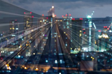 Gece ofis binası ile tren parça hareket, arka plan ışığı