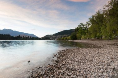 Dağ arka plan, Yeni Zelanda Güney Adası ile Kraliçe şehirde su Gölü
