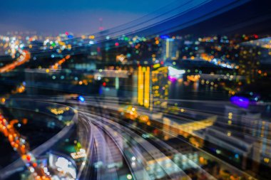 Çift pozlama tren gece bulanık bokeh ışık şehir ile şehir merkezinde, arka plan kavisli