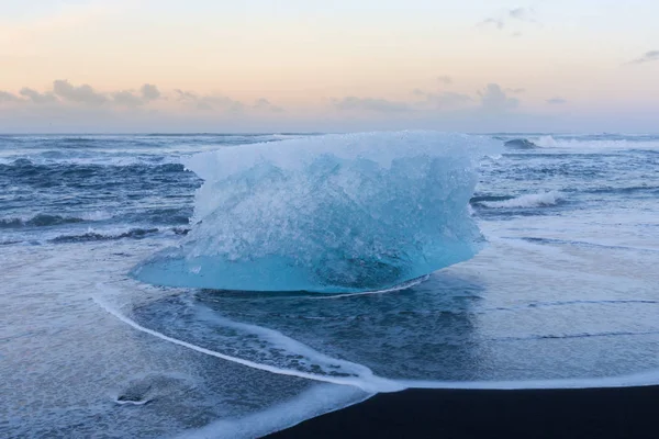 Ice Breaking Black Sand Beach Seacoast Skyline Islândia Natural Inverno — Fotografia de Stock