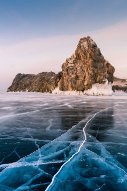 Buz gibi su Gölü Güney Sibirya Baykal Gölü, doğal kayaya kış sezonu manzara arka plan