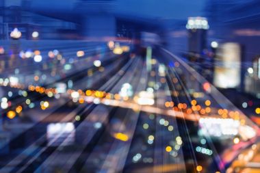 Gece çift pozlama gece bokeh hafif ticari şehir merkezindeki tren yolu, arka plan bulanık