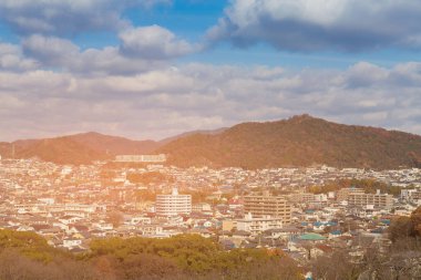 Rezidans şehir şehir merkezinde dağda sonbahar mevsiminde, Osaka Japonya