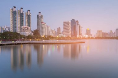 Şehir ofis yansıma waterfront twilight, cityscape downtown arka plan iş Binası