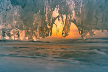 Buz Mağarası günbatımı gökyüzü arka plan ile yakın kadar kış sezonu doğal peyzaj
