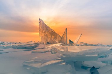 Güzel günbatımı gökyüzü arka plan, Baykal Gölü Sibirya Rusya ile su gölde buz kırma